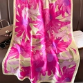 Elegante bufanda de seda con flores rosa fucsia sobre cuero y gafas de sol - 180x90cm (Satén Lijin Encriptado) / Floral