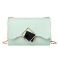 Borsa a tracolla verde menta chic con patta a onde, fibbia geometrica e catena dorata - Verde