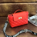 Rote gesteppte Eimertasche mit Goldschnalle und Jacquard-Schultergurt für Damen - Besticktes Rot