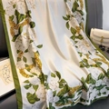 Sciarpa di lusso in finta seta con motivo a camelie bianche e catene dorate - 180*90CM / Bianco