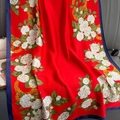 Elegante sciarpa in seta rossa con rose bianche, viticci dorati e bordo blu navy di classe - 180*90CM / Rosso e Blu