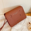 Sac bandoulière en cuir marron avec motifs ajourés, imprimé lettres et sangle fine - Marron