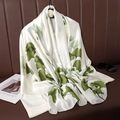 Elegante sciarpa di seta avorio con stampe di foglie di ginkgo su una camicia bianca - Stile Ginkgo Bianco Avorio (Stile 7)