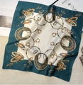 Eleganter 70cm Seidenschal mit grünem Rand und goldenem Kettenprint im Vintage-Stil - Schmuckkette