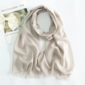 Detailansicht beige Schal aus merzerisierter Baumwolle mit Fransen und glatter Textur - Beige