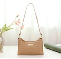 Primer plano de bolso de hombro beige acolchado con elegante hebilla de metal dorado - Marrón