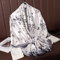 Sciarpa in seta satinata con stampa di bambù cinese su camicia bianca e pelle - Stile Ombra di Bambù Inchiostro (Stile 5)