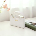 Bolso bajo el brazo blanco acolchado de diseño minimalista con cierre rectangular dorado - Blanco