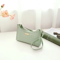 Bolso de hombro verde menta con textura de rombos y detalles metálicos dorados - Verde