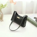Bolso baguette negro clásico con diseño de diamantes y adorno de metal dorado - Negro