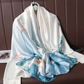 Elegante sciarpa di seta bianca con stampa di loto blu e finitura lucida di alta qualità - Stile Loto su Fondo Blu (Stile 8)