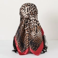 Seidiger Satin-Schal mit Leopardenmuster und rotem Rand, als modisches Kopftuch gestylt - Neu Leopard-Rot