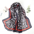 Sciarpa leggera in chiffon con stampa leopardata e bordo arancione su sfondo bianco - Leopardo Grigio (Bordo Rosso Arancio)