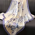 Élégant foulard en soie à motif floral violet et beige avec logo de marque chic - 23239 - Image Principale / 90*90cm