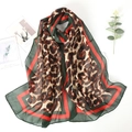Sciarpa leggera in chiffon con stampa leopardata e bordo a righe rosso e verde donna - Leopardo Verde Scuro (Bordo Rosso Verde)