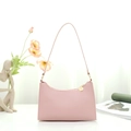 Zartrosa Schultertasche aus Kunstleder mit goldenem Reißverschluss vor elegantem Hintergrund - Rosa
