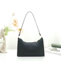 Minimale schwarze Achseltasche aus Leder mit goldenen Elementen und Schultergurt - Schwarz