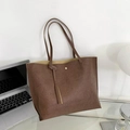 Große dunkelbraune Tote-Tasche mit plissierter Lederstruktur und Quastendetail - Braun