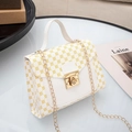 Petit sac carré blanc avec motif floral jaune et bandoulière chaîne dorée élégante - Blanc