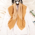 Elegante foulard in seta a righe giallo senape e bianco con accessori decorativi - 90*90cm (Raso di Seta) / Cachi