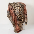 Seidenschal mit braunem Leopardenmuster auf weißem Podest, 90 cm quadratisches Tuch - Hot Sale Leopard-Dunkelkaffee