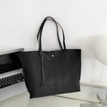 Grand sac cabas noir en similicuir avec motif crocodile gaufré et détail pompon - Noir Texturé