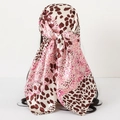 Rosabraunes Satin-Seidentuch mit Leopardenmuster, getragen als stylisches Kopftuch - Hot Sale Leopard-Rosa