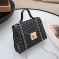 Sac à main pour femme gris et noir à motif géométrique avec chaîne dorée et fermoir - Noir