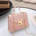 Sac à main rose avec imprimé cercles, bandoulière chaîne dorée et poignée - Rose