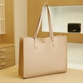 Dettaglio borsa shopper beige chiaro con trama coccodrillo e fibbie in metallo oro - Albicocca