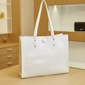 Dettaglio della borsa tote bianca con trama a coccodrillo e rivetti metallici lucidi - Bianco (Motivo a Coccodrillo)