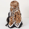 Foulard en satin élégant avec imprimé léopard et bords contrastés pour accessoires - 90x90cm / Satin léopard contraste noir blanc (K Leopard-12)