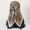 Carré en soie satinée à imprimé léopard classique porté comme un foulard élégant - 90x90cm / Léopard jaune noir bordure blanche (K Leopard-13)