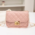 Roze gewatteerde crossbodytas met gouden ketting en elegante metalen draaisluiting - Roze