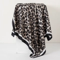 Foulard en satin de soie à imprimé léopard avec bordure rayée noire et blanche - 90x90cm / Léopard bordure rayée noir blanc (K Leopard-14)