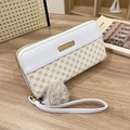 Cartera larga para mujer en blanco y dorado con correa de mano y pompón suave - Blanco