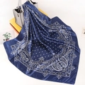Dunkelblaues 90cm Satintuch mit weißem Paisley- und Punktmuster auf grauer Handtasche - 90x90cm / Marineblau Paisley