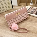 Cartera larga rosa pálido con cremallera, relieve de tréboles y pompón de piel suave - Rosa