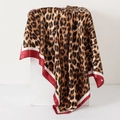 Carré de satin classique avec imprimé léopard et bordure décorative rouge et blanche - 90x90cm / Léopard avec cadre rouge blanc (K Leopard-16)