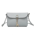 Mini borsa a tracolla grigia in pelle sintetica con ciondolo a cervo dorato e patta - Grigio chiaro