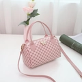 Borsa Boston rosa con fibbia a farfalla e stampa geometrica, completa di tracolla rimovibile - Rosa