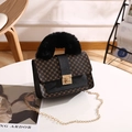 Schicke Damen-Tasche mit Monogramm, schwarzem Kunstfellgriff und goldener Kette - Schwarz