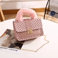 Rosa Damen-Minibag mit flauschigem Kunstpelzgriff und goldener Ketten-Schultergurt - Rosa