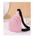 Détail du sac de poitrine en cuir PU rose matelassé avec fermeture éclair métallique - Rose