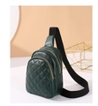 Détail du sac de poitrine vert foncé matelassé avec double fermeture éclair dorée - Vert Foncé