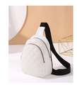 Détail du sac bandoulière blanc matelassé avec compartiments à double zip et sangle large - Blanc