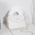 Elegante borsa a tracolla bianca con manico in pelliccia e catena in metallo oro - Bianco