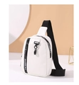 Borsa pettorale sportiva bianca con spalline in nylon nero e dettaglio a gancio - Bianco