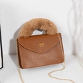 Borsa a tracolla marrone in pelle martellata con manico in pelliccia e catena d'oro - Marrone Scuro