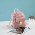 Mini Rucksack in Rosa mit geometrischem Print, goldenem Metallschloss und Frontklappe - Rosa